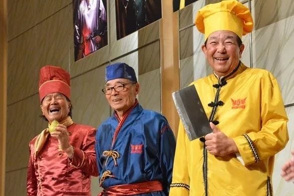 《铁人料理》参赛者重聚活动上的陈建一（右一）
