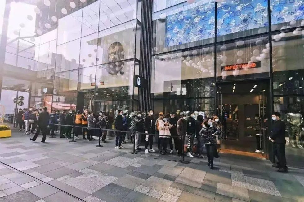 bape sta鞋款的首次发售也好，supreme的每周新品限售也好，对于潮牌历史都是一个个重要里程碑，店铺门前夸张的排队景象，都不难看出在那十年内，消费者们对潮牌的喜爱。