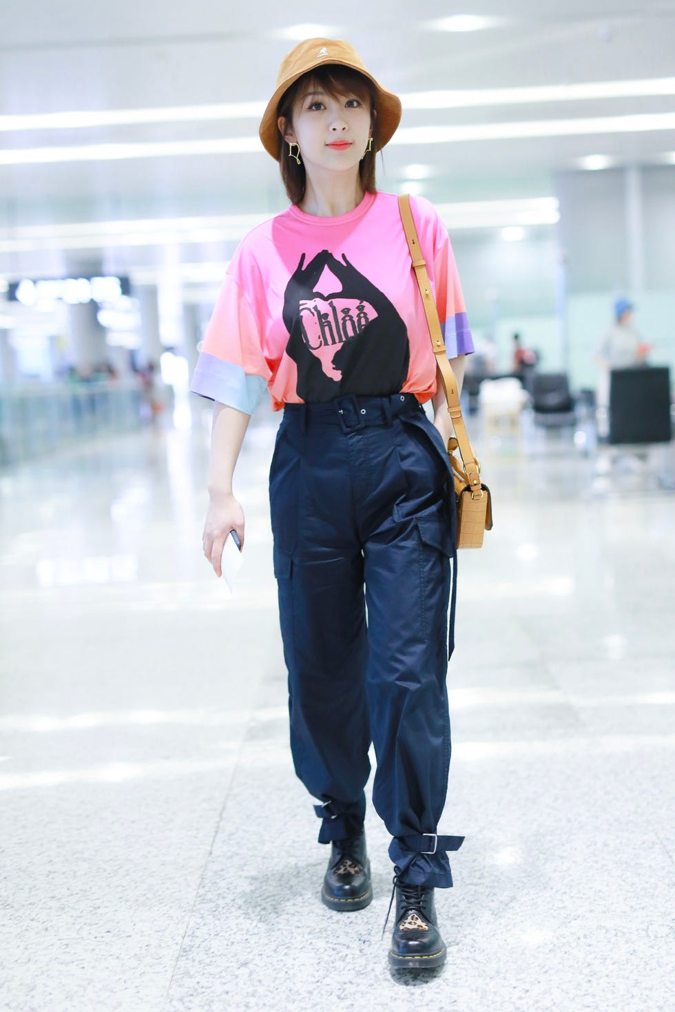 Clothing, Waist, Street fashion, Fashion, Jeans, Shoulder, Denim, Fashion model, Joint, T-shirt, 