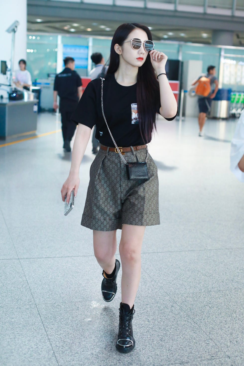 Clothing, Street fashion, Photograph, Fashion, Waist, Shoulder, Snapshot, Footwear, Knee, Shorts, 