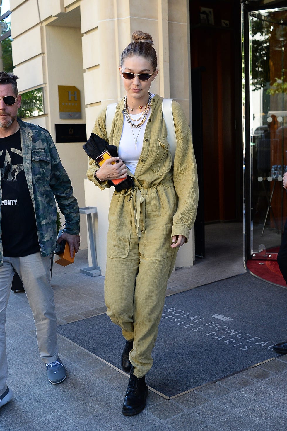 Street fashion, Eyewear, Clothing, Fashion, Yellow, Sunglasses, Snapshot, Standing, Outerwear, Footwear, 