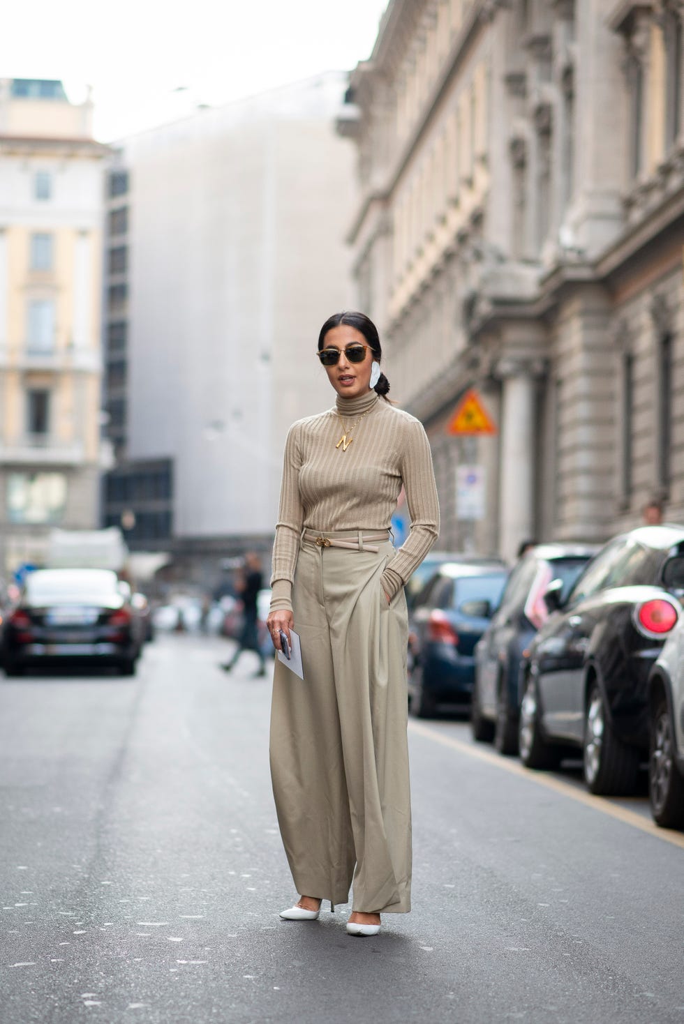 Street fashion, Clothing, Fashion, Dress, Beige, Shoulder, Snapshot, Street, Outerwear, Haute couture, 