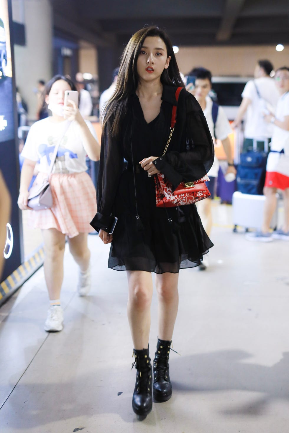 Clothing, Fashion, Street fashion, Fashion model, Snapshot, Leg, Footwear, Knee, Human leg, Joint, 