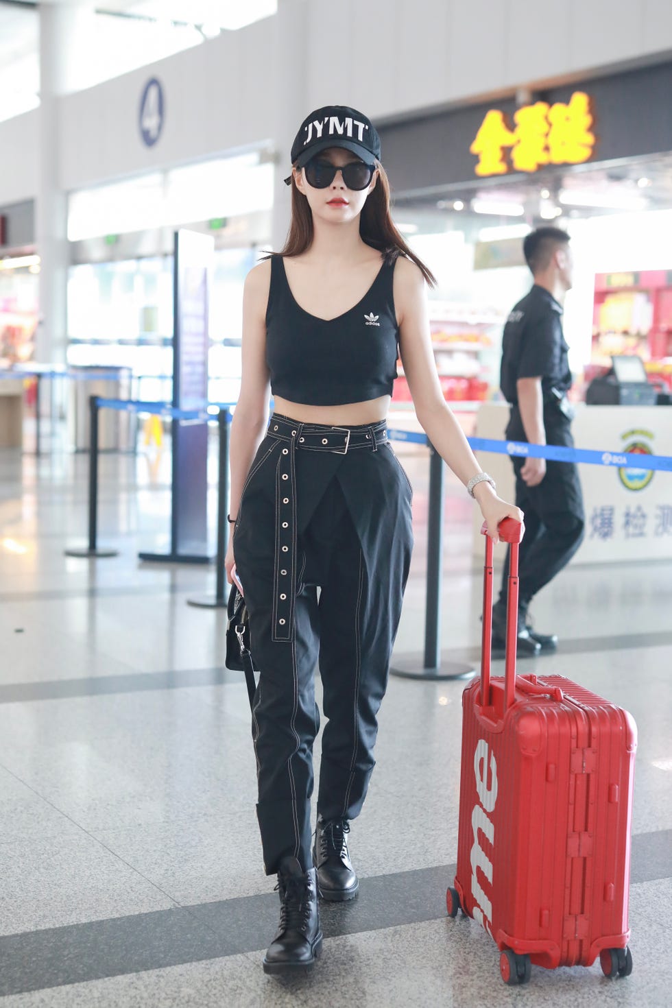 Clothing, Street fashion, Waist, Standing, Fashion, Snapshot, Shoulder, Baggage, Sunglasses, Sportswear, 