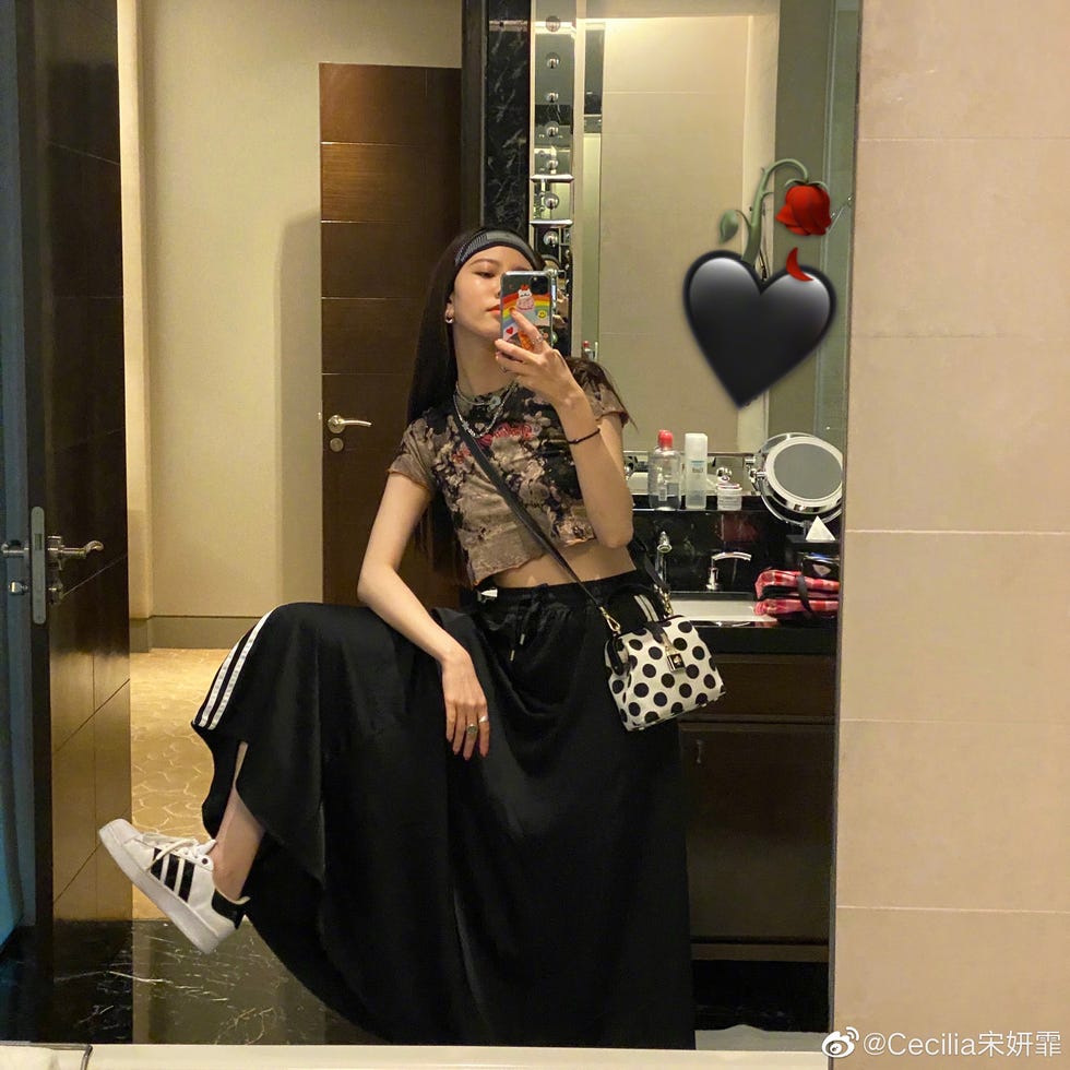 宋妍霏镜子自拍 