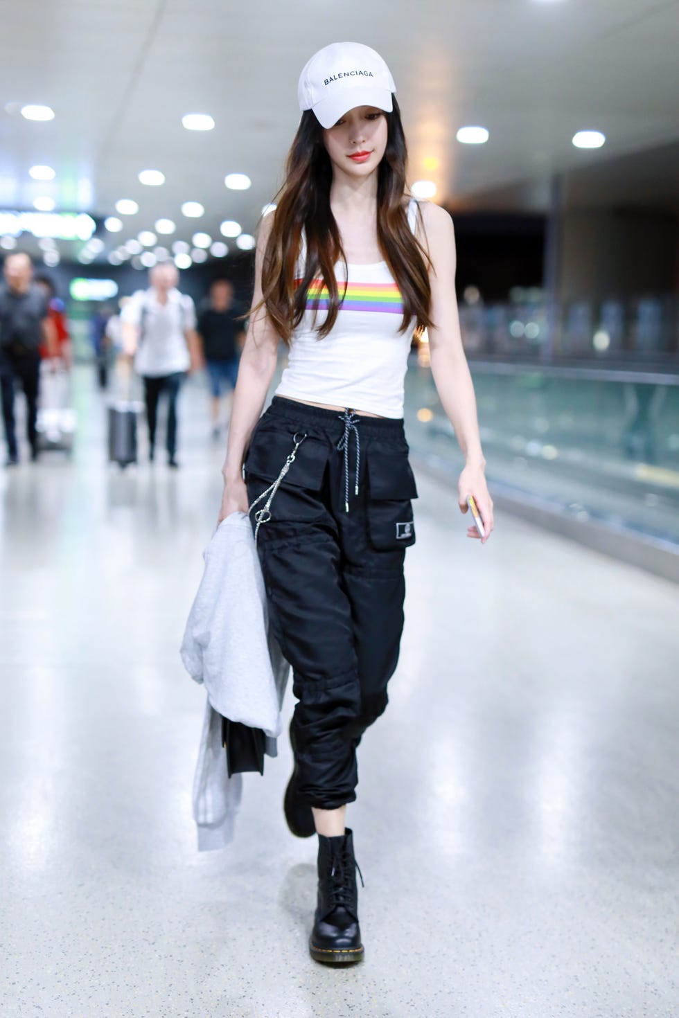 Clothing, Leg, Sleeve, Shoulder, Textile, Joint, Outerwear, White, Waist, Style, 