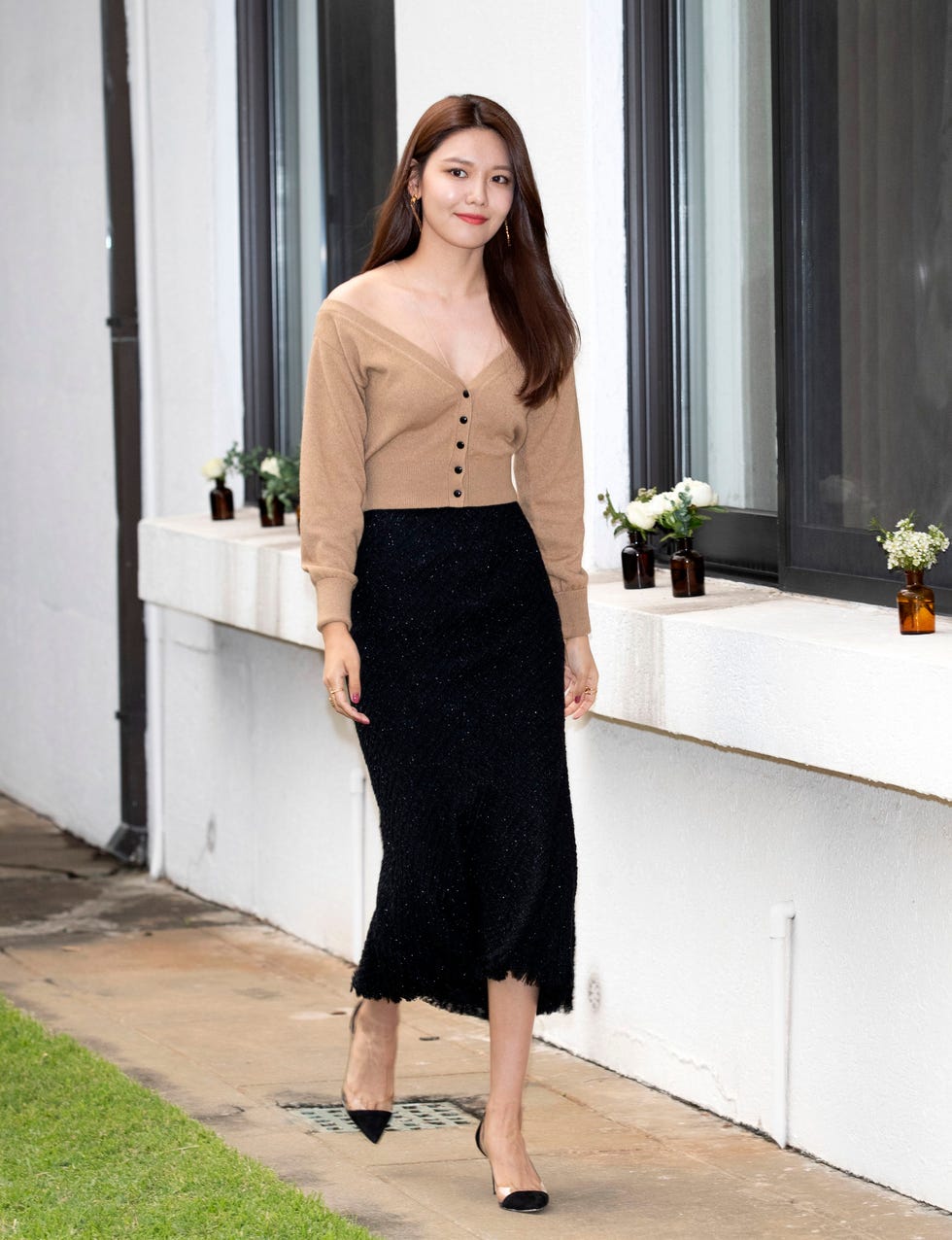 Clothing, Black, Pencil skirt, Shoulder, Waist, Dress, Fashion, Formal wear, Crop top, Footwear, 