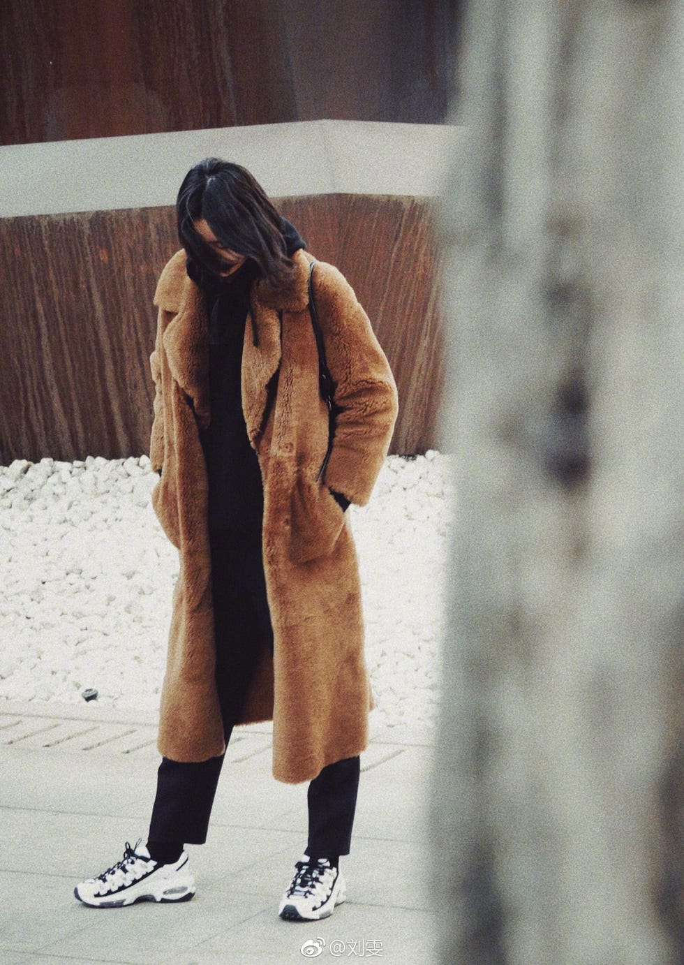Street fashion, Fur, Fashion, Fur clothing, Snapshot, Outerwear, Footwear, Photography, Human leg, Textile, 