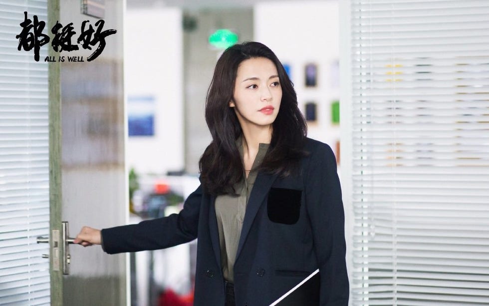 Clothing, Beauty, Street fashion, Outerwear, Shoulder, Snapshot, Blazer, Fashion, Lip, Coat, 