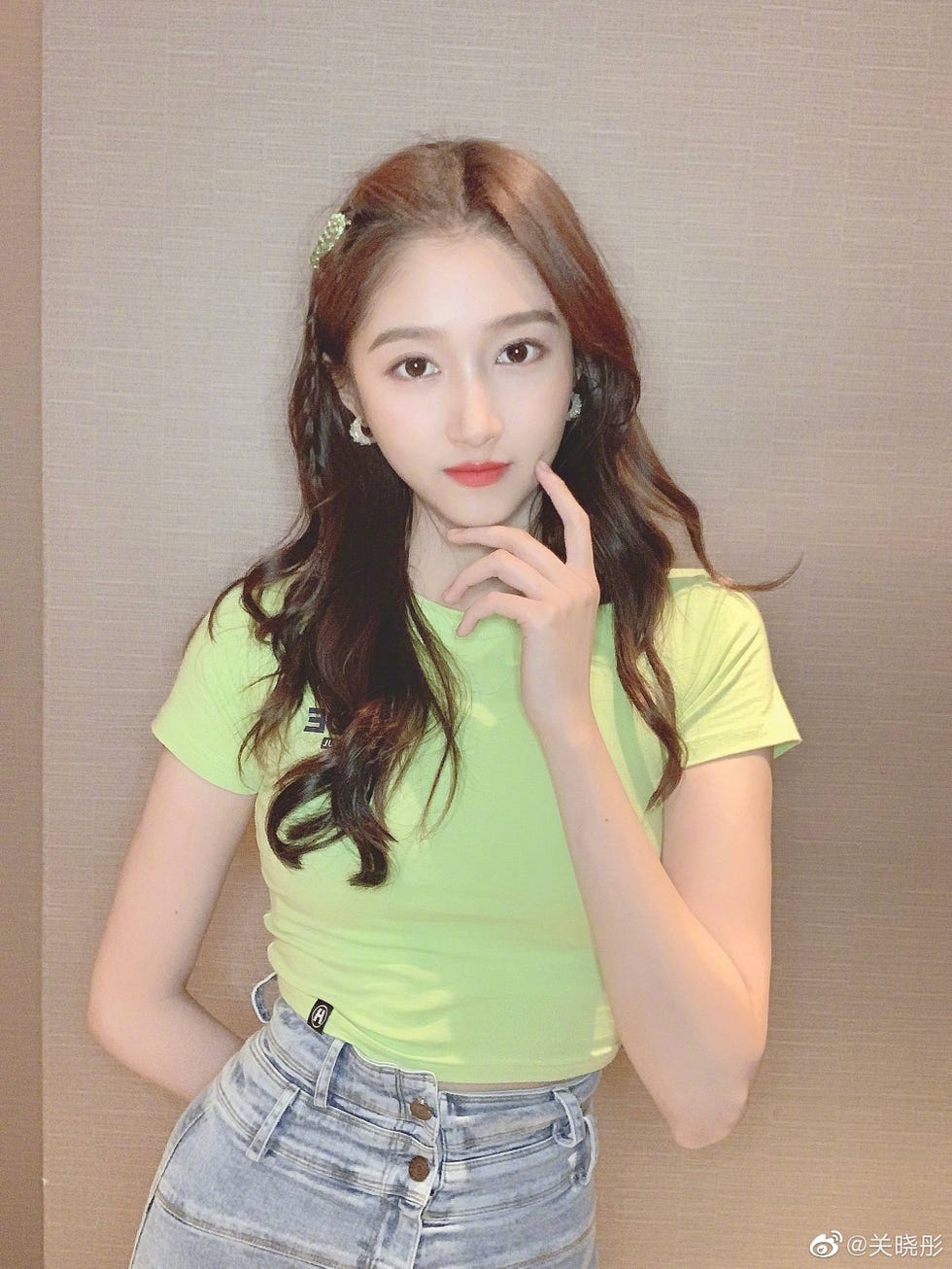 Hair, Beauty, Skin, Lip, Hairstyle, Forehead, Long hair, Eye, Shoulder, Neck, 