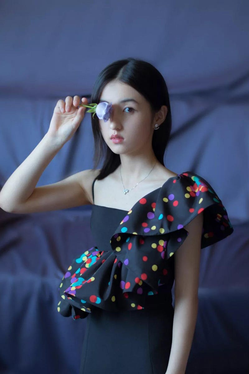 Shoulder, Clothing, Beauty, Skin, Joint, Hairstyle, Fashion, Lip, Dress, Textile, 