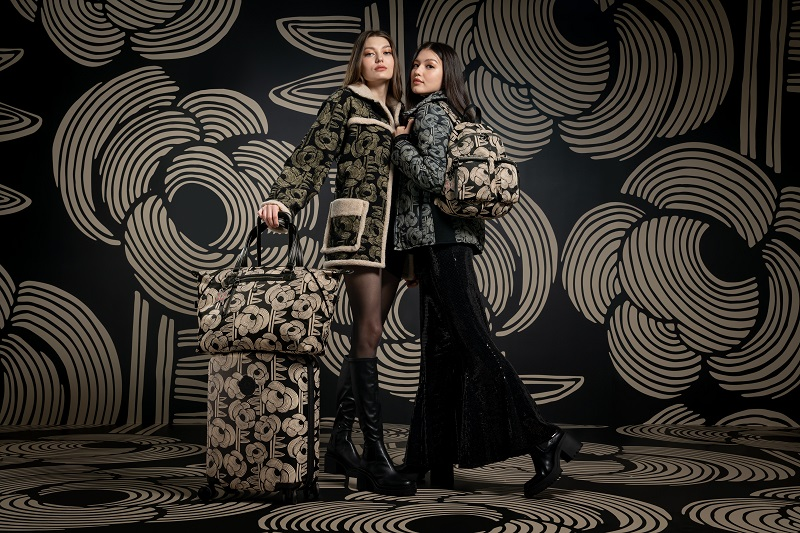 该系列灵感来源于fw22 anna sui rtw秀场