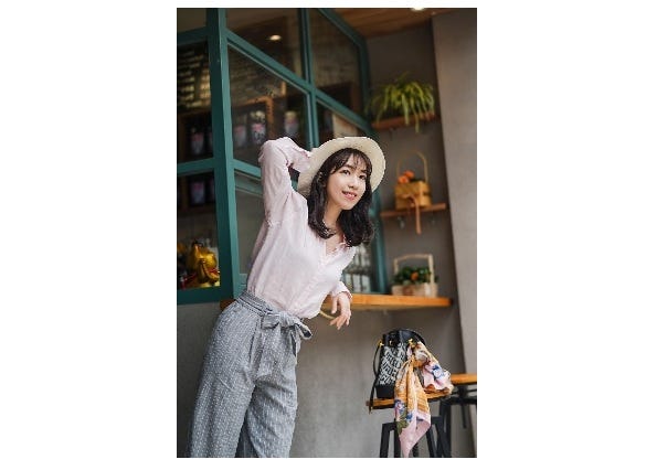 Street fashion, Snapshot, Fashion, Shoulder, Photography, Outerwear, Waist, Textile, Photo shoot, Fashion accessory, 