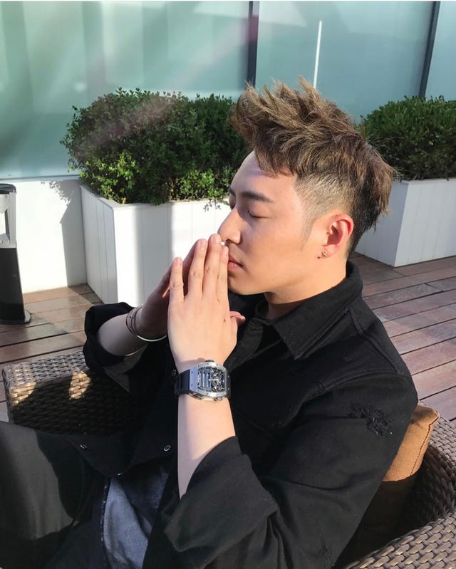 Hair, Hairstyle, Nose, Forehead, Cool, Finger, Arm, Hand, Black hair, Neck, 