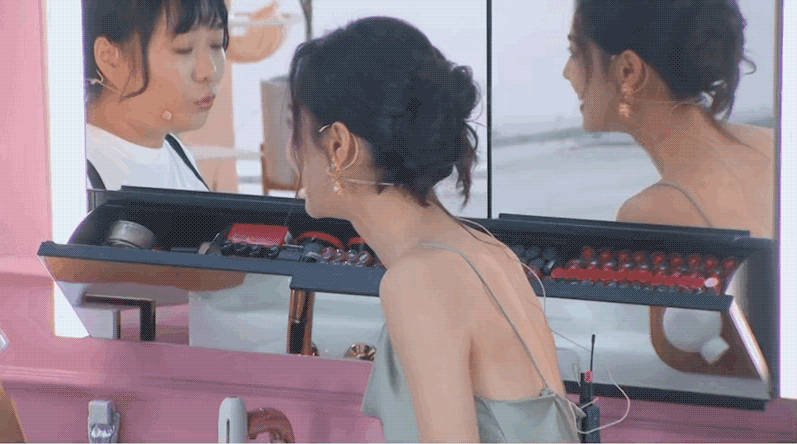 李雪琴现场体验口红bar空间