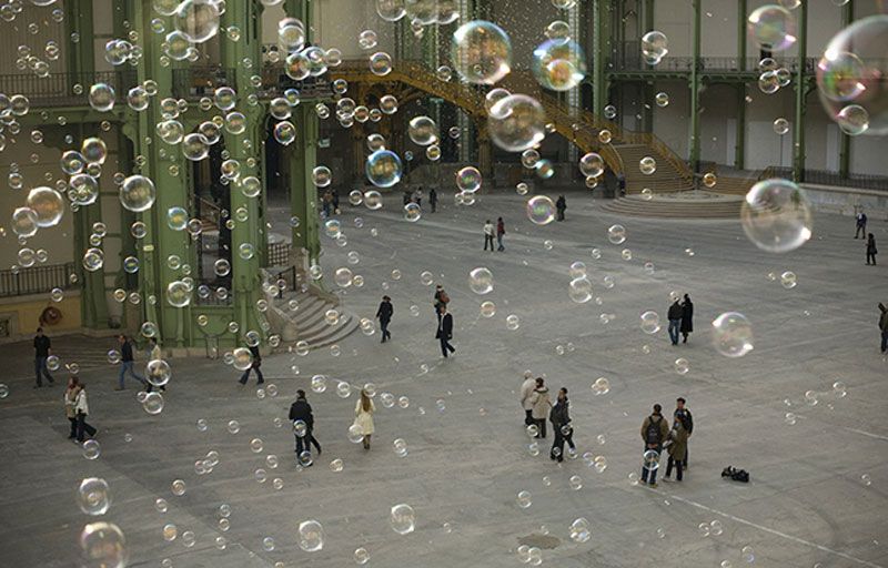 弗朗西斯·库尔吉安在第六届欧洲博物馆之夜上演了香氛与泡泡结合的艺术体验