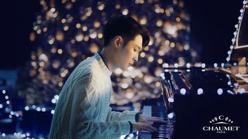 chaumet品牌大使、雅绅张艺兴以动人音符点亮圣诞“心之印记”