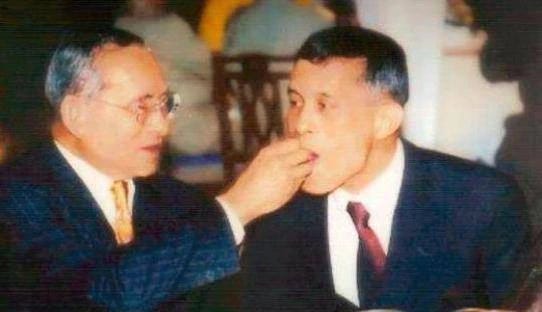 前任国王亲手给王储喂食