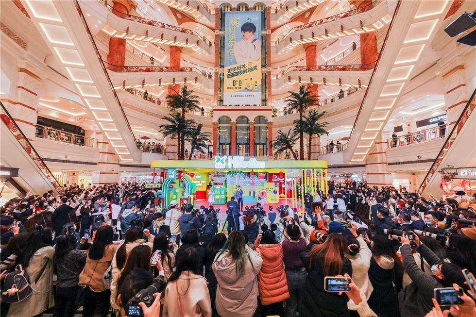 上海环球港b2层的快闪店现场