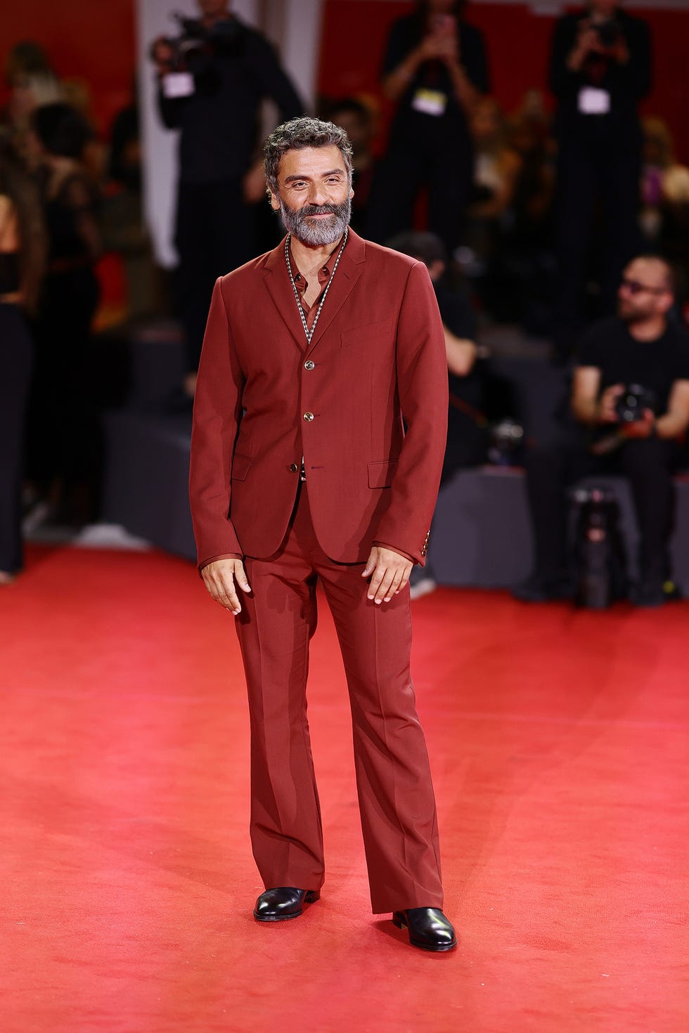 venice, italy september 03: oscar isaac attends the cartier glory to the filmmaker award 2025 and the "in the hand of dante" red carpet during the 82nd venice international film festival on september 03, 2025 in venice, italy. (photo by andreas rentz/getty images)