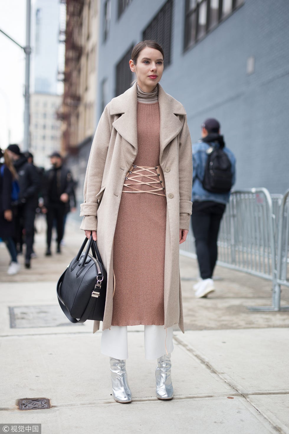 Street fashion, Fashion, Clothing, Photograph, Coat, Overcoat, Fashion model, Trench coat, Snapshot, Outerwear, 