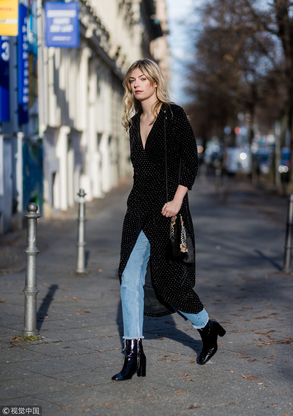 Street fashion, Photograph, Clothing, Fashion, Beauty, Snapshot, Footwear, Outerwear, Photography, Jeans, 