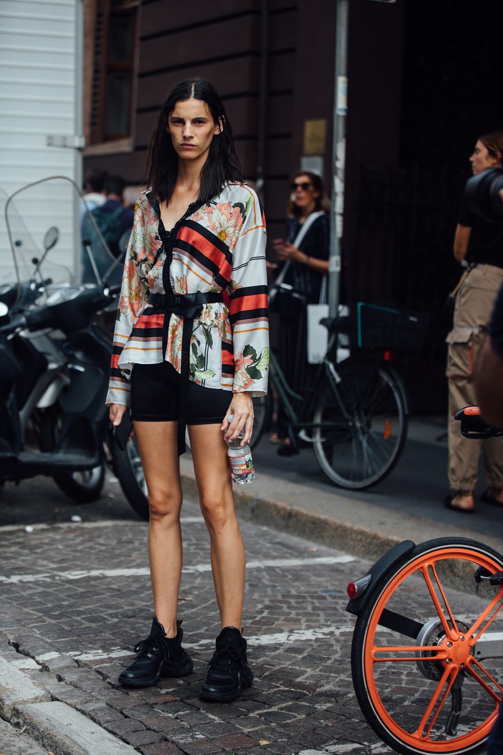Street fashion, Fashion, Vehicle, Bicycle, Snapshot, Beauty, Street, Footwear, Infrastructure, Leg, 