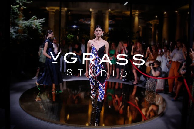 Fashion, Runway, Fashion show, Fashion design, Event, Dress, Performance, Fashion model, Haute couture, Performance art, 