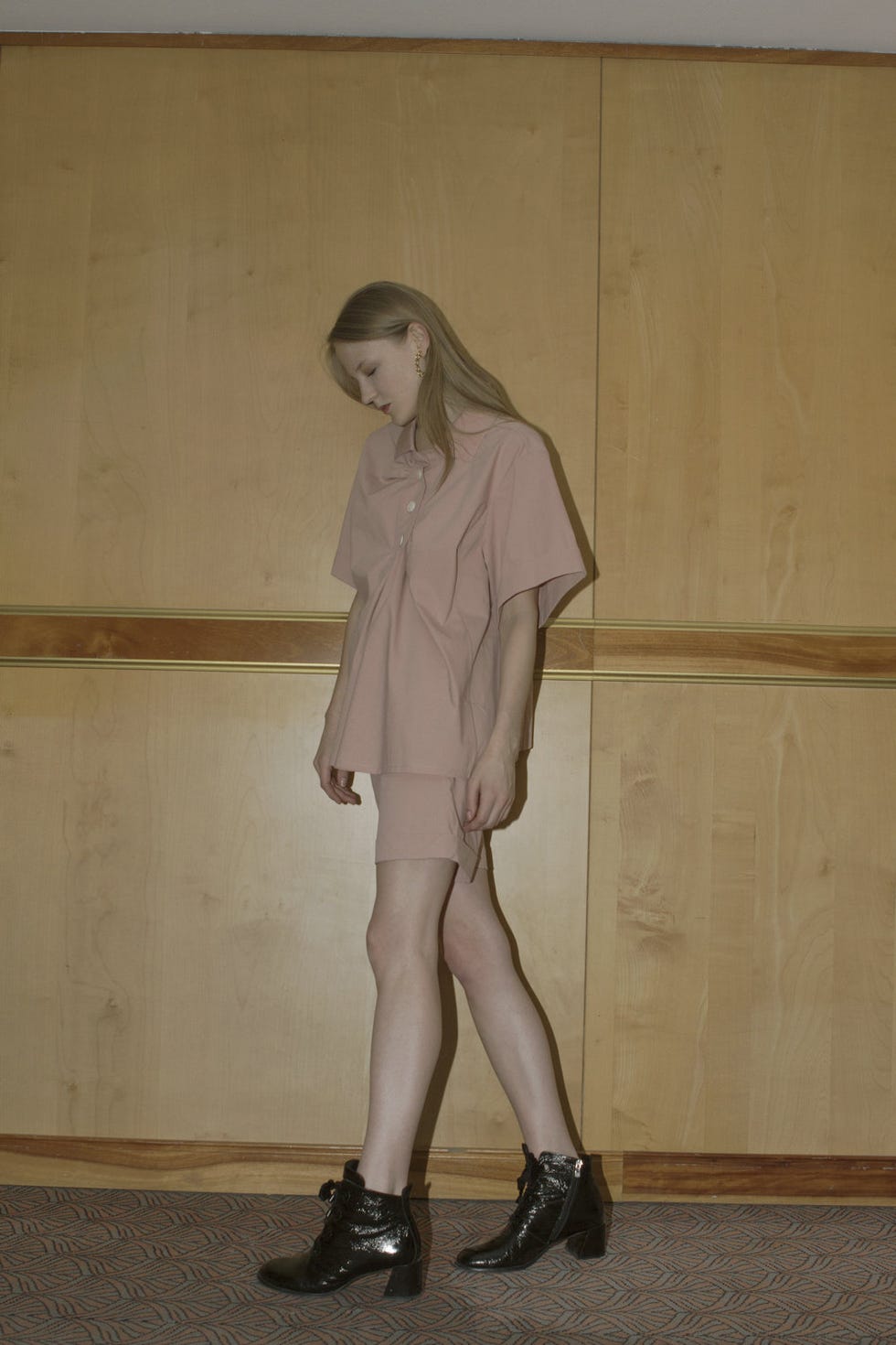 Clothing, Leg, Footwear, Standing, Fashion, Shoulder, Knee, Joint, Human leg, Shoe, 