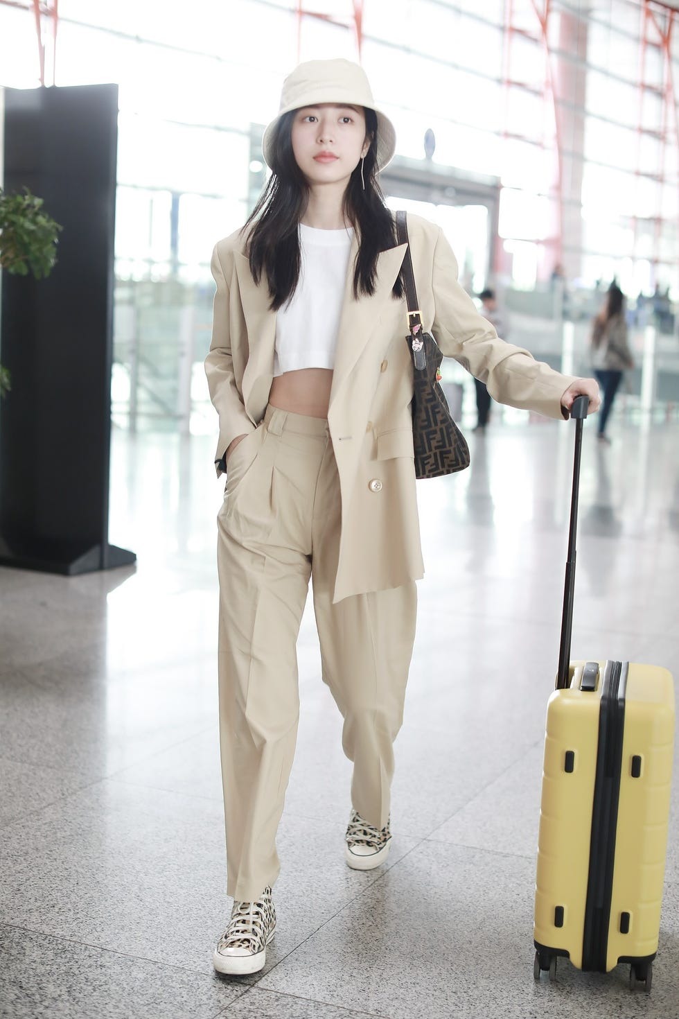 Clothing, Trench coat, Street fashion, Snapshot, Fashion, Outerwear, Coat, Blazer, Beige, Overcoat, 