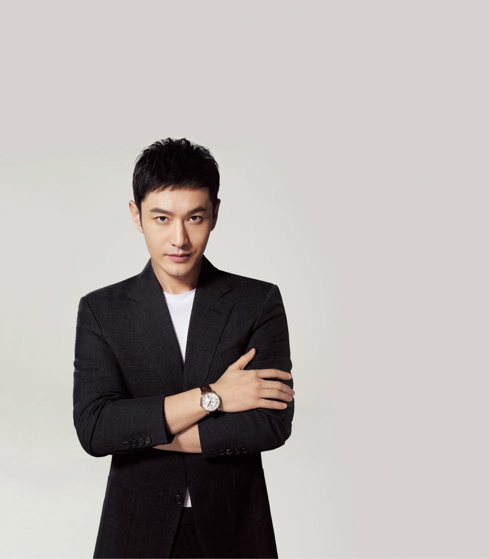 Suit, Blazer, White-collar worker, Formal wear, Standing, Outerwear, Tuxedo, Businessperson, Neck, Photography, 