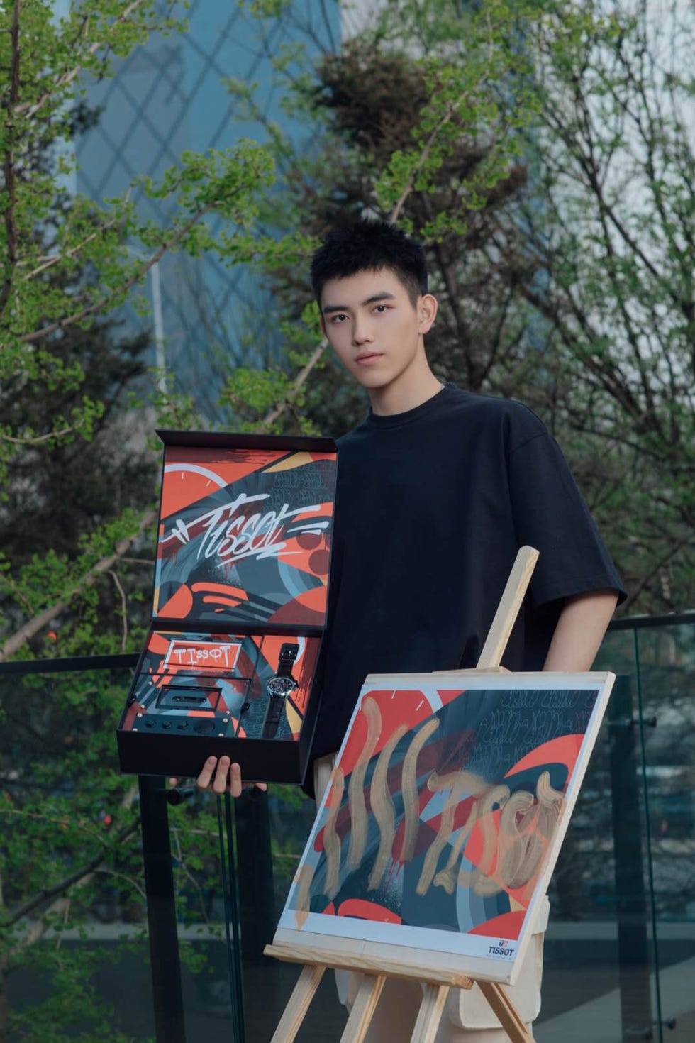 TISSOT天梭表全球新形象代言人陈飞宇与涂鸦作品合影