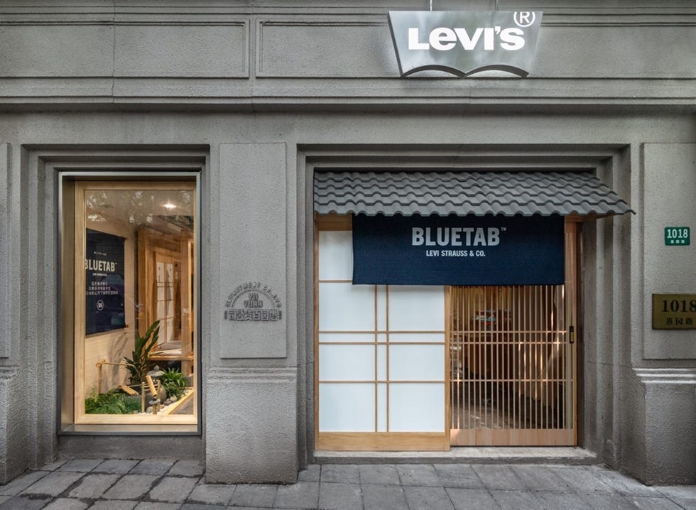 levis retail store entrance featuring bluetab
