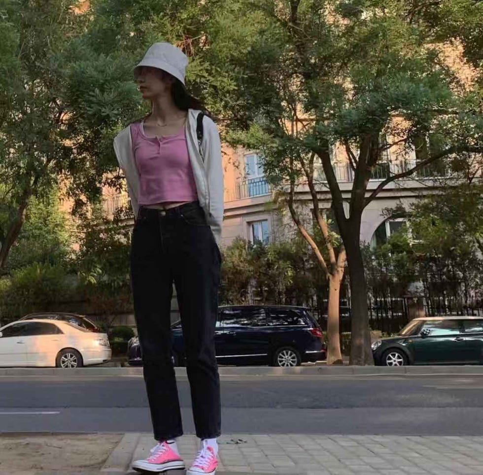 Pink, Sportswear, Clothing, Tights, Street fashion, Snapshot, Waist, Standing, Footwear, Active pants, 