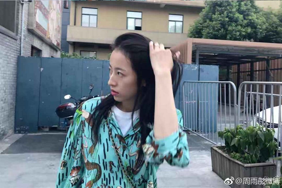 Hair, Hairstyle, Snapshot, Long hair, Black hair, Forehead, Street fashion, Outerwear, Jacket, 