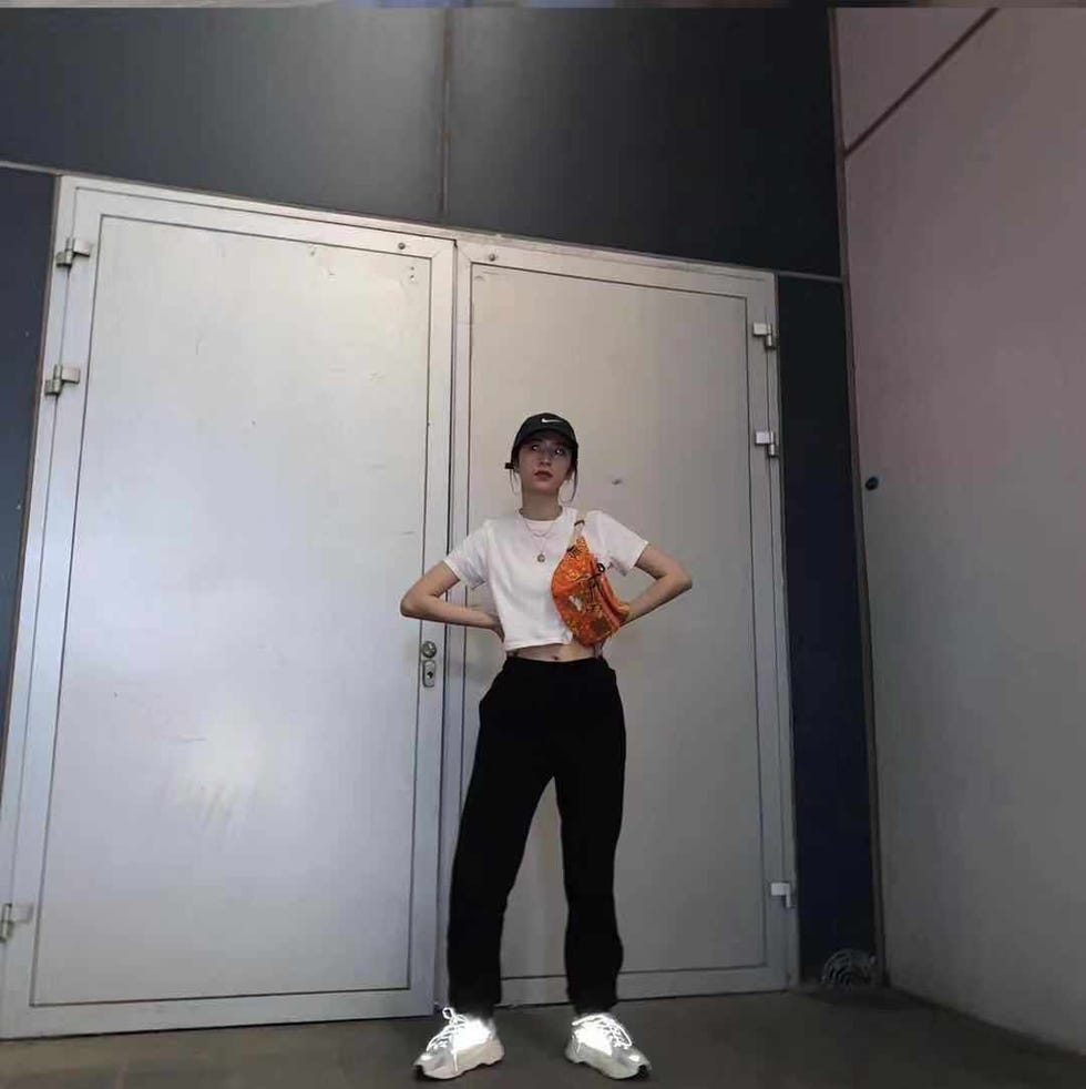 Shoulder, Standing, Arm, Wall, Joint, Human body, Footwear, Leg, Room, Door, 