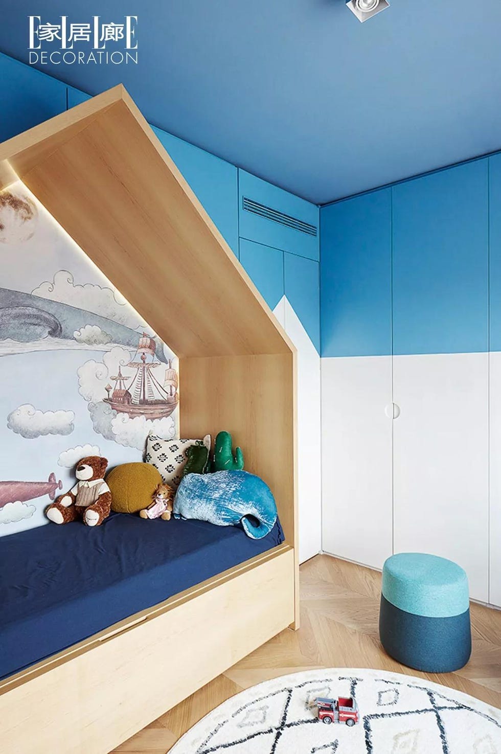 Blue, Room, Interior design, Floor, Wall, Teal, Flooring, Interior design, Ceiling, Light fixture, 
