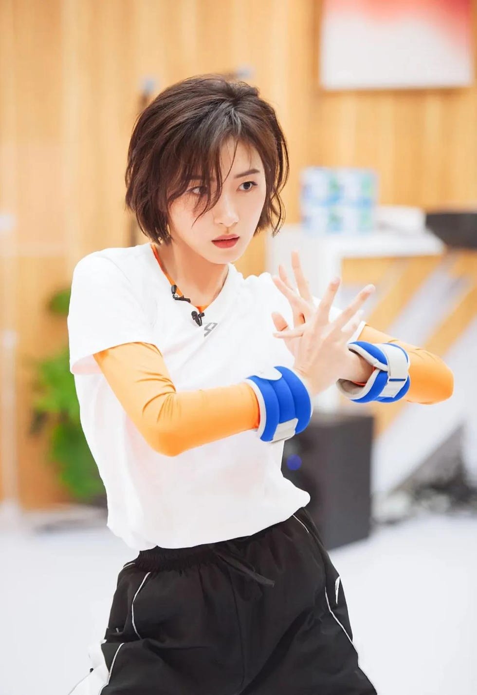 万茜