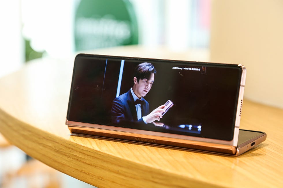 三星galaxy z fold2 5g多角度旋停