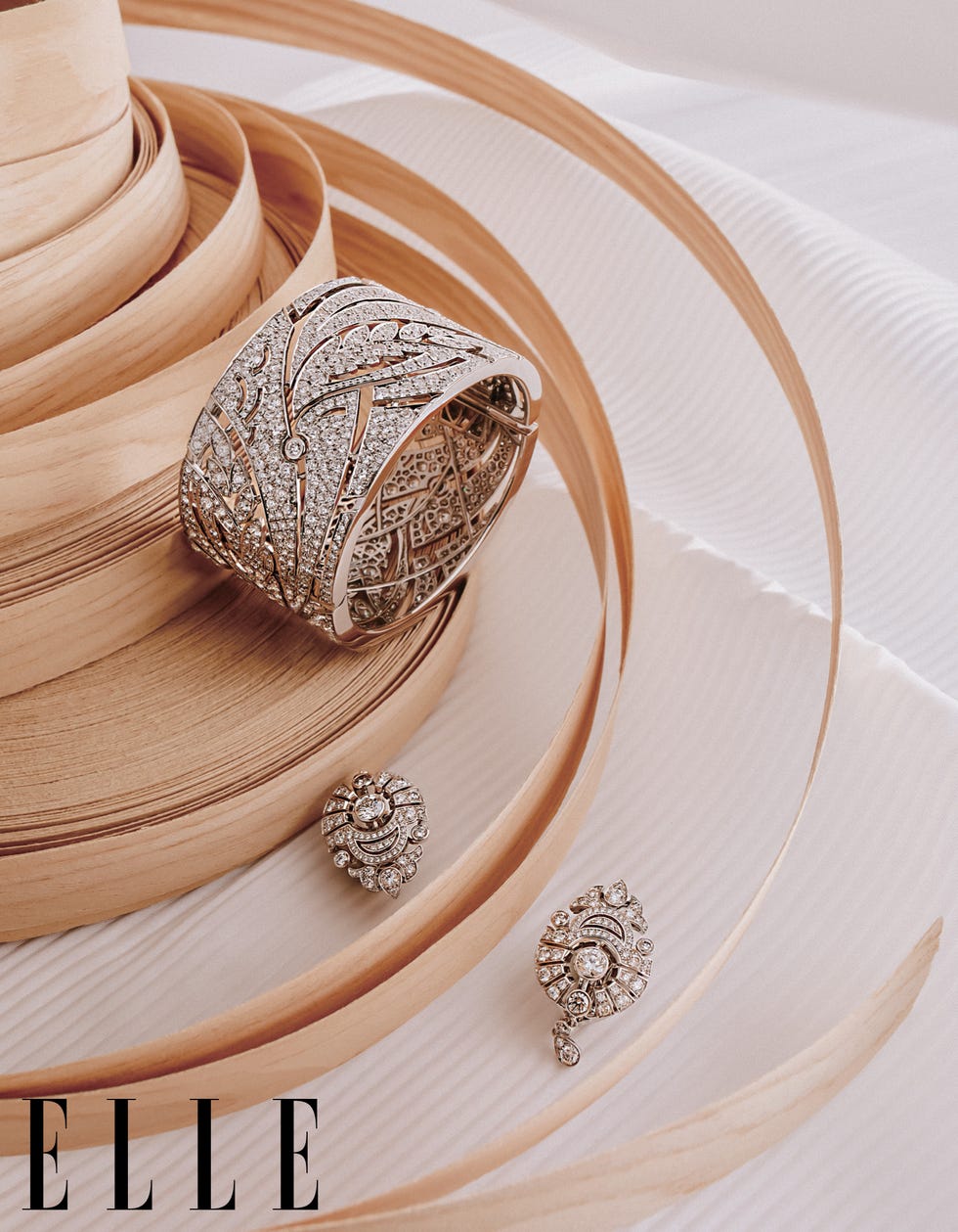 臻品珠宝les blés de chanel系列champ de ble手镯
臻品珠宝le paris russe de chanel系列motif russe耳环
均为chanel