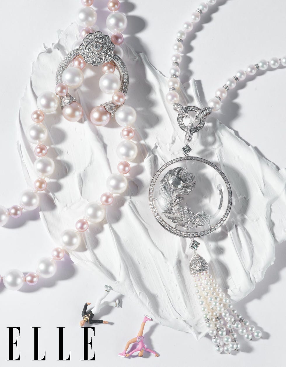 从左至右
臻品珠宝les perles de chanel系列camélia secret项链chanel
nature系列plume de paon孔雀羽毛吊坠项链boucheron