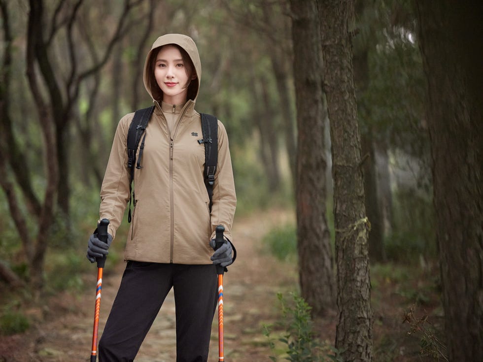 kolon sport 可隆品牌代言人刘诗诗身着女子系列产品雨林软壳系列