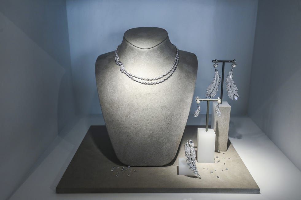 Mannequin, Design, Sculpture, Necklace, Museum, Urn, Fashion accessory, Jewellery, Art, 