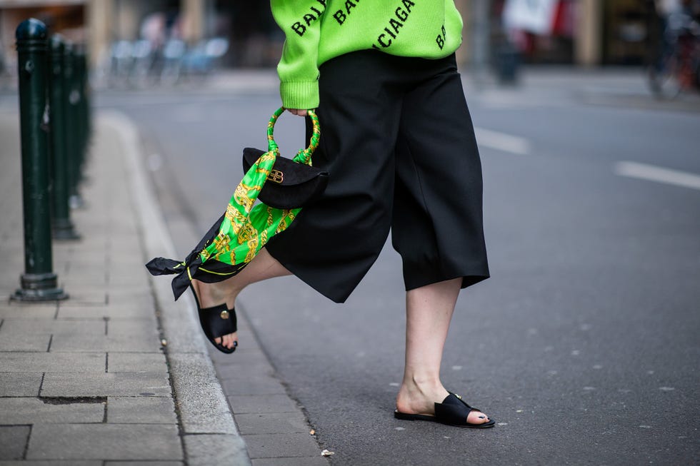 Green, Street fashion, Clothing, Leg, Human leg, Fashion, Snapshot, Yellow, Waist, Joint, 