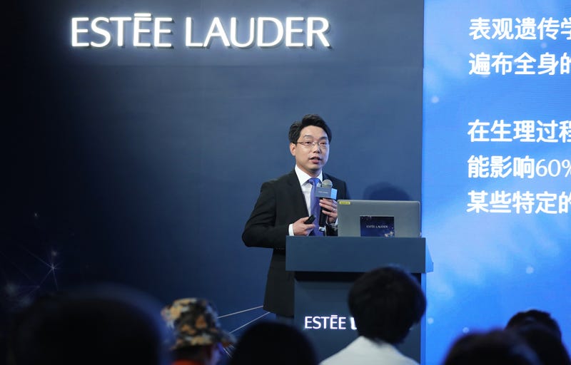雅诗兰黛集团研发中心亚太区先进技术高级总监曹健博士发言