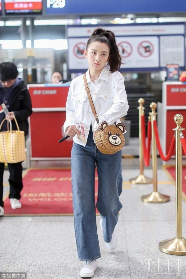 Street fashion, Snapshot, Shoulder, Waist, Leg, Blazer, Outerwear, Street performance, Trousers, Street, 