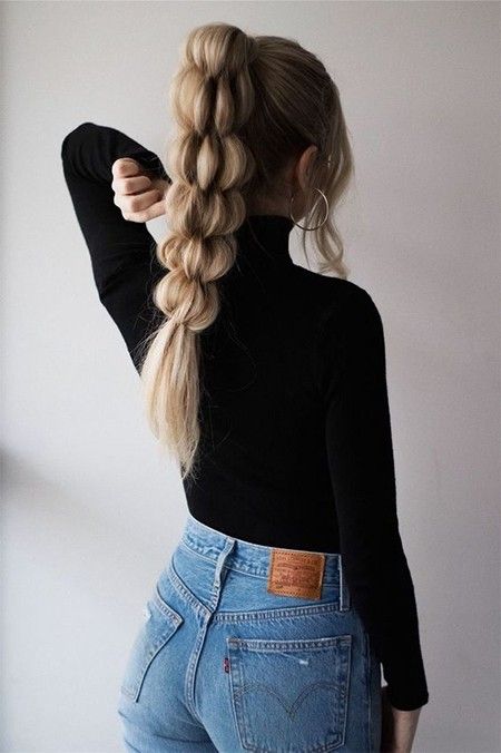 Hair, Long hair, Clothing, Hairstyle, Shoulder, Blond, Jeans, Neck, Beauty, Brown hair, 