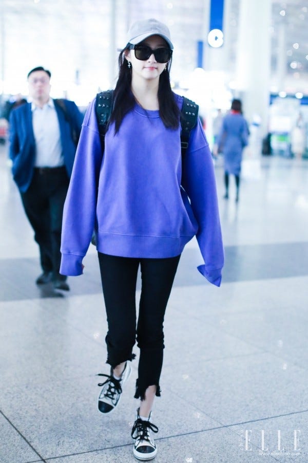 Cobalt blue, Blue, Street fashion, Clothing, Fashion, Electric blue, Purple, Snapshot, Eyewear, Fur, 