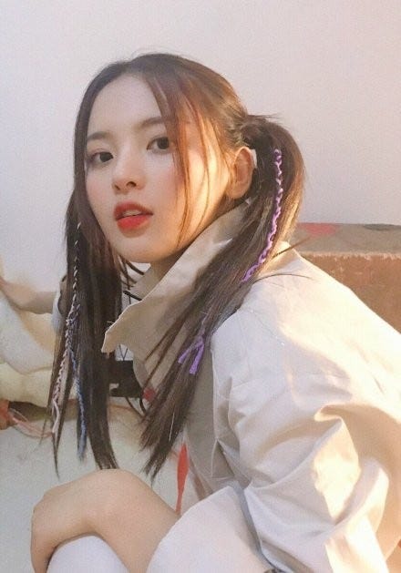Hair, Hairstyle, Long hair, Beauty, Japanese idol, Forehead, Hair coloring, Lip, Black hair, Layered hair, 