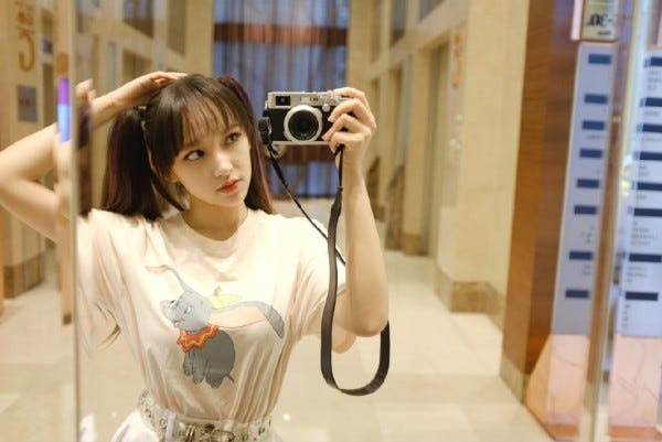 Hair, Hairstyle, Long hair, Brown hair, Gravure idol, Photography, Neck, Fashion accessory, Bangs, Ear, 